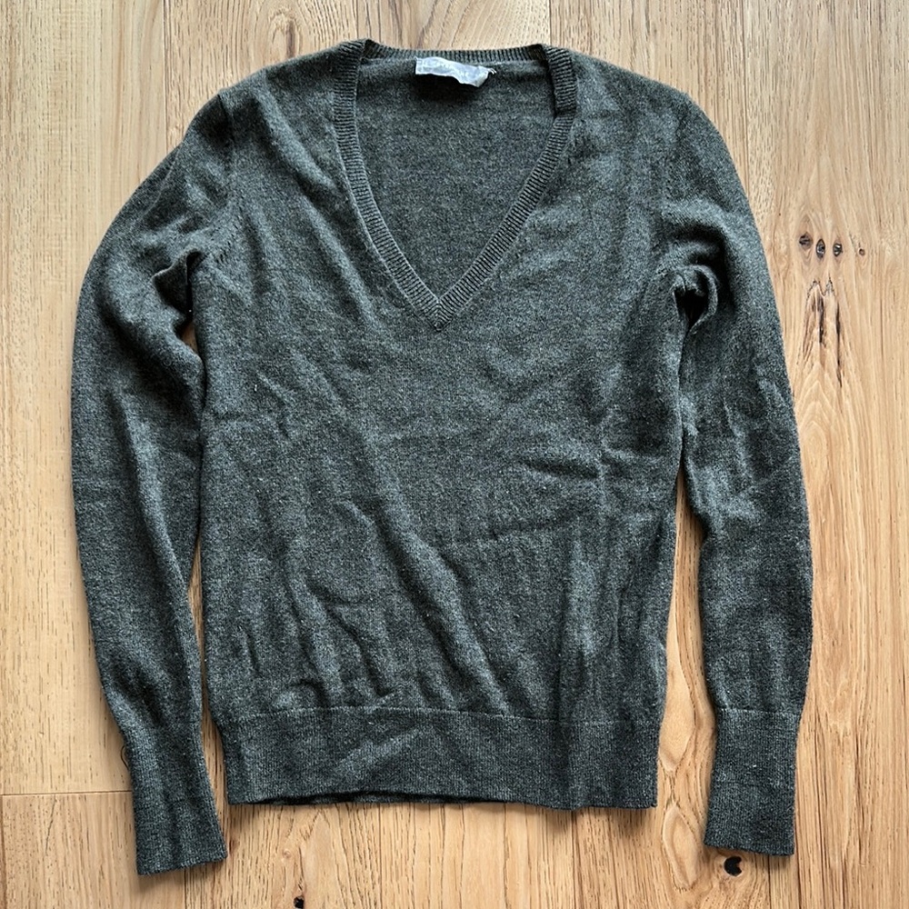 Everlane Olive V-Neck Cashmere Sweater